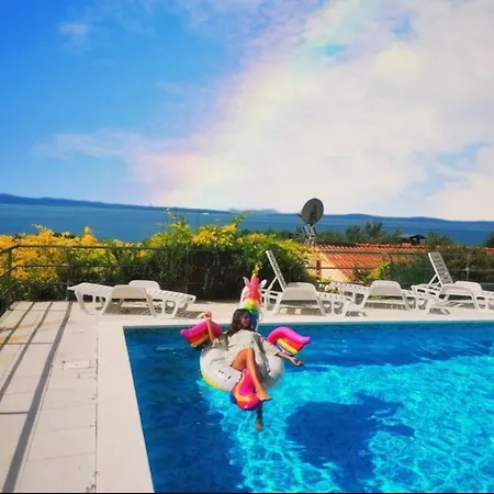 Lo- Sunny Sea View